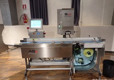 “Etichettatrice Stampa e Applica Automatica da Sotto” AS2 Plus NT