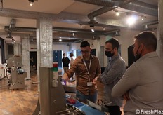 Davide Catalano (sx.), spiega ai clienti il funzionamento di una macchina 