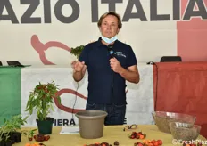 Stefano Mangiante è stato tra gli esperti che hanno illustrato le tecniche per la coltivazione del peperoncino, un appuntamento quotidiano rivolto al pubblico presente nei 5 giorni di fiera. Stefano ha illustrato le varie fasi per un'adeguata coltivazione in vaso della pianta.