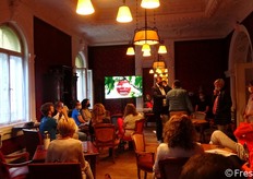 Un press trip è stato organizzato da organizzato da Fruitecom per conto del celebre brand di mele Marlene. Il viaggio, incentrato sul filo conduttore delle quattro stagioni, ha avuto inizio nella cornice dello storico Roter Salon dell’Hotel Bellevue di Merano, con una presentazione del nuovo spot del marchio, alla presenza di giornalisti italiani e spagnoli.