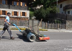 In alta quota, mentre inizia la raccolta delle mele, è anche il momento dell’ultimo taglio di fieno.