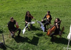 Un quartetto d’archi ha scandito i momenti salienti del press, trip con le Quattro stagioni di Vivaldi eseguite dal vivo: qui l’esecuzione de L’Inverno, nella suggestiva cornice del ristoro Morx Puite a Stulles, quota 1570 m.