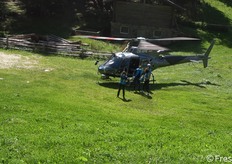 Un elicottero ha prelevato i partecipanti al press trip, per sorvolare i ghiacciai della Val Passiria. Questo settore delle Alpi, con cime che sfiorano i 3500 metri, protegge le valli e consente all'Alto Adige di essere il più vasto meleto d’Europa.