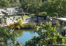 La location scelta per simboleggiare la Primavera è stata quella dei Giardini di Castel Trauttmansdorff di Merano, che si estendono per 12 ettari, racchiudendo in un anfiteatro naturale paesaggi esotici e mediterranei, vedute mozzafiato e oltre 80 ambienti botanici con piante da tutto il mondo.