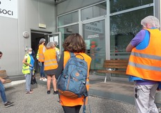 La vestizione dei giornalisti, per l’ingresso nello stabilimento di Frangarto della Fruchthof Überetsch, una delle cooperative aderenti al consorzio Vog.