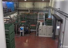 Qui e nelle foto seguenti: linee di lavaggio, stoccaggio e confezionamento presso la coop Fruchthof Überetsch.