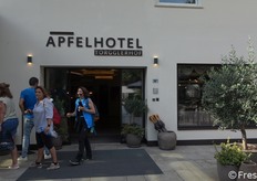 L'Autunno, finalmente! Dal punto di vista di chi coltiva le mele, è senza dubbio la stagione della gioia, della raccolta del frutto dei propri sforzi. Il press trip di Marlene ha scelto di festeggiare l'imminente arrivo dell’autunno nella cornice dell'Apfelhotel Torgglerhof di Saltusio, a una manciata di km da Merano. Un mix di tradizione e innovazione, in cui la produzione e la trasformazione della mela incontra il wellness e la ristorazione.