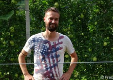 Martin Pichler, giovane coltivatore e junior chef dell'Apfelhotel Torgglerhof. Per lui, la mela ha una storia da raccontare, proprio come l'uva e il vino.