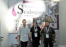 Scalogno di Romagna: al centro la presidente Glenda Vignoli con Manuele Malavolti e Devis Galeotti 