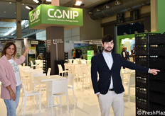 Fabiola Mosca e Samuele Ercoli presso lo stand del Consorzio Nazionale Imballaggi Plastica.
