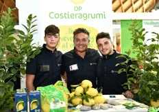 Al centro della foto, Carlo De Riso (amministratore di Costieragrumi, azienda leader nella produzione di limoni Costa D'Amalfi IGP) insieme al figlio Simone (a sinistra) e al collaboratore Vincenzo (a destra).