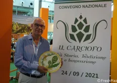 Saro Sallemi, qui nei panni di organizzatore del Convegno nazionale sul Carciofo, che si terrà a Ramacca (provincia di Catania), notoriamente patria del carciofo violetto.