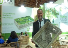 Lorenzo Soriani, responsabile commerciale presso CPR System, mostra la nuova cassetta Redea.