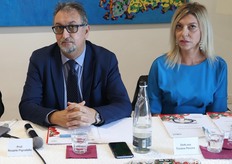 Rosario Pignatello (direttore dip. di Scienze del farmaco dell'Università di Catania) e  Tiziana Pecora (specialista in farmacologia ed esperta in discipline regolatorie)