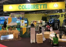 Stand espositivo di Coldiretti che annuncia durante la kermesse: "La filiera agroalimentare italiana si conferma come trainante per il Paese. Nel 2021 il cibo diventa la prima ricchezza dell'Italia".