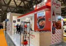 Stand espositivo della siciliana L'Ortofrutticola F, produttrice di trasformati di pomodoro ciliegino e datterino in bottiglia a marchio Ferrera.