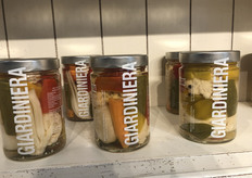 Tra le novità di prodotto la Giardiniera artigianale in vetro a marchio Stringhetto.