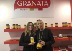 Manuelita Cialdini e Raffaella Granata promuovono a marchio Granata melanzane a filetto o grigliate, involtini di pomodori secchi, carciofi e funghi di diverse varietà, peperoncini ripieni insaporiti con condimenti di qualità.