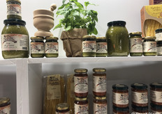 Linea dei pesti di basilico e dei sughi di pomodoro a marchio Granda Tradizioni.