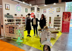 Al centro della foto Giampiero Spina, titolare  dell'azienda famigliare Spina "Sapori di Puglia".