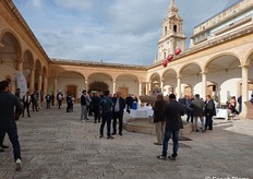 Un momento durante la manifestazione all'aperto