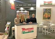 Presso lo stand Mazzoni: Antonio Ferraresi, Giulia Pistani, Giulio Corazza, Carlo Mazzola 