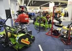 Attrezzature per il frutteto. In primo piano, i trincia Calderoni