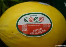Etichetta adesiva che si può gettare via insieme alla buccia del frutto.