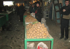 I produttori giungono in questo luogo con i loro sacchi e le loro casse di frutta e verdura; alcuni di loro coltivano appezzamenti di nemmeno un ettaro.
