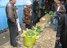 Quanti non hanno uno spazio riservato sotto l'area coperta del mercato, vendono la merce sul piazzale circostante.