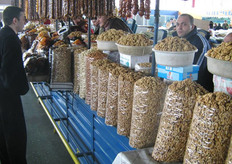 Il terzo è un mercato pubblico, chiamato Tashir, dove si vende non solo frutta e verdura, ma anche prodotti d'importazione, banane e frutta tropicale, carne e pesce.