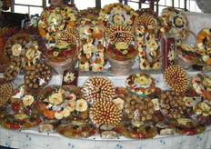 Composizione artistica di frutta secca e caramellata.