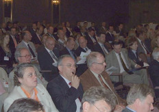 Il pubblico ascolta attentamente.