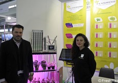 Andrea Crepaldi (Flytech) e Giuseppina Pennisi (Università di Bologna). Università e azienda hanno messo a punto sistemi di illuminazione specifici per ogni coltura