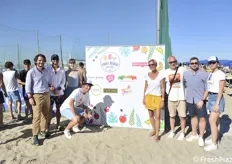 Foto di gruppo per i rappresentati delle aziende presenti in spiaggia a Cervia l'8 luglio 