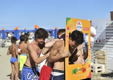 Attività in spiaggia per sensibilizzare al consumo di frutta