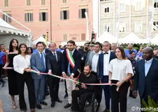 Il momento dell'inaugurazione dell'area "Sapori Italiani" da parte del Sindaco e di altre autorità.