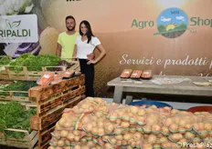 Ampio spazio per la presentazione dei principali prodotti orticoli dell'Altopiano del Fucino. In foto: Pasqualino D'Angelo e Victoria Savi.