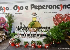 Oltre all'aglio rosso di Sulmona, l'area espositiva ha presentato piante di peperoncino e bottiglie di olio della Sabina DOP.