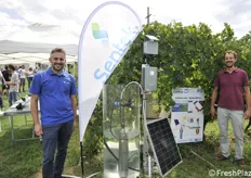 Paolo Antini ed Emanuele Tavelli mostrano una pompa da irrigazione alimentata da pannelli solari 