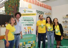 Antonella Fasano e il team Foodu insieme a un produttore che aderisce al progetto del primo supermercato online partecipativo.