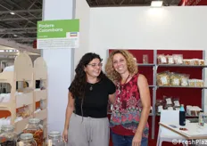 LLarina e Giulia del Podere Colombara, azienda agricola biologica che coltiva frutta e ortaggi da destinare all'essiccazione. Il claim aziendale è infatti "Noi la frutta la facciamo secca".
