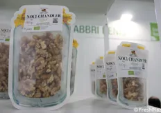 In fiera, l'azienda ha portato le confezioni da 180 e 35 grammi di noci Chandler biologiche originarie dell'Emilia-Romagna.
