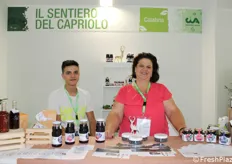 Adele Bifano, dell'azienda agricola calabrese Il Sentiero del Capriolo, con il figlio Paolo Emilio. I piccoli frutti freschi e trasformati sono la sua passione!