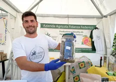 Fidanza Federico, titolare dell'azienda omonima che produce canapa sativa, agrumi, fragole e ortaggi