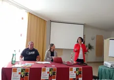 Presentazione press tour per la Pesca di Leonforte IGP. Da Sx. Antonio Di Leonforte (produttore), Petronilla Virzì (vicepresidente del Consorzio) e Rita Serafini (direttore del Consorzio).