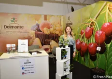 Lo stand della Dalmonte Vivai, che commercializza varietà di piante da frutto e viti.