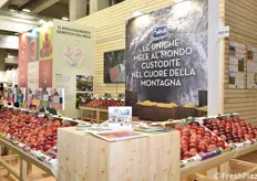 Presso il grande stand collettivo Apot, un bell'allestimento di mele del Consorzio Melinda, da sempre attivo in progetti e soluzioni che aumentino la sostenibilità della melicoltura trentina.