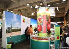 Il vivaio Gruber Genetti lavora 200 ettari di terreni presso la sede produttiva di Roverchiara (Provincia di Verona), con una produzione annuale di oltre 2 milioni di meli, rifornendo un consistente numero di clienti nazionali ed esteri con piante di prima qualità.