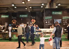 Frutmac è un'azienda leader a livello europeo per soluzioni di imballaggio individuali nel settore degli alimenti freschi, che vanta 50 anni di esperienza nello sviluppo continuo di macchine e materiali e un servizio clienti su scala europea.